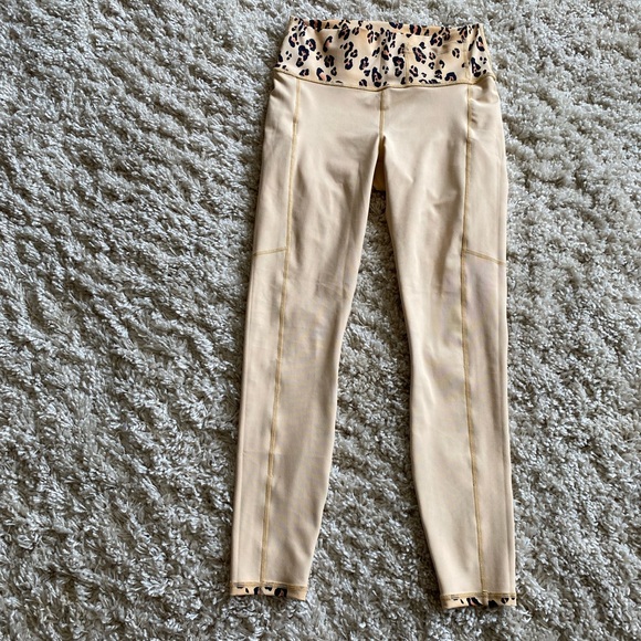 NWOT Fabletics Leopard Leggings with Pockets - Picture 11 of 11